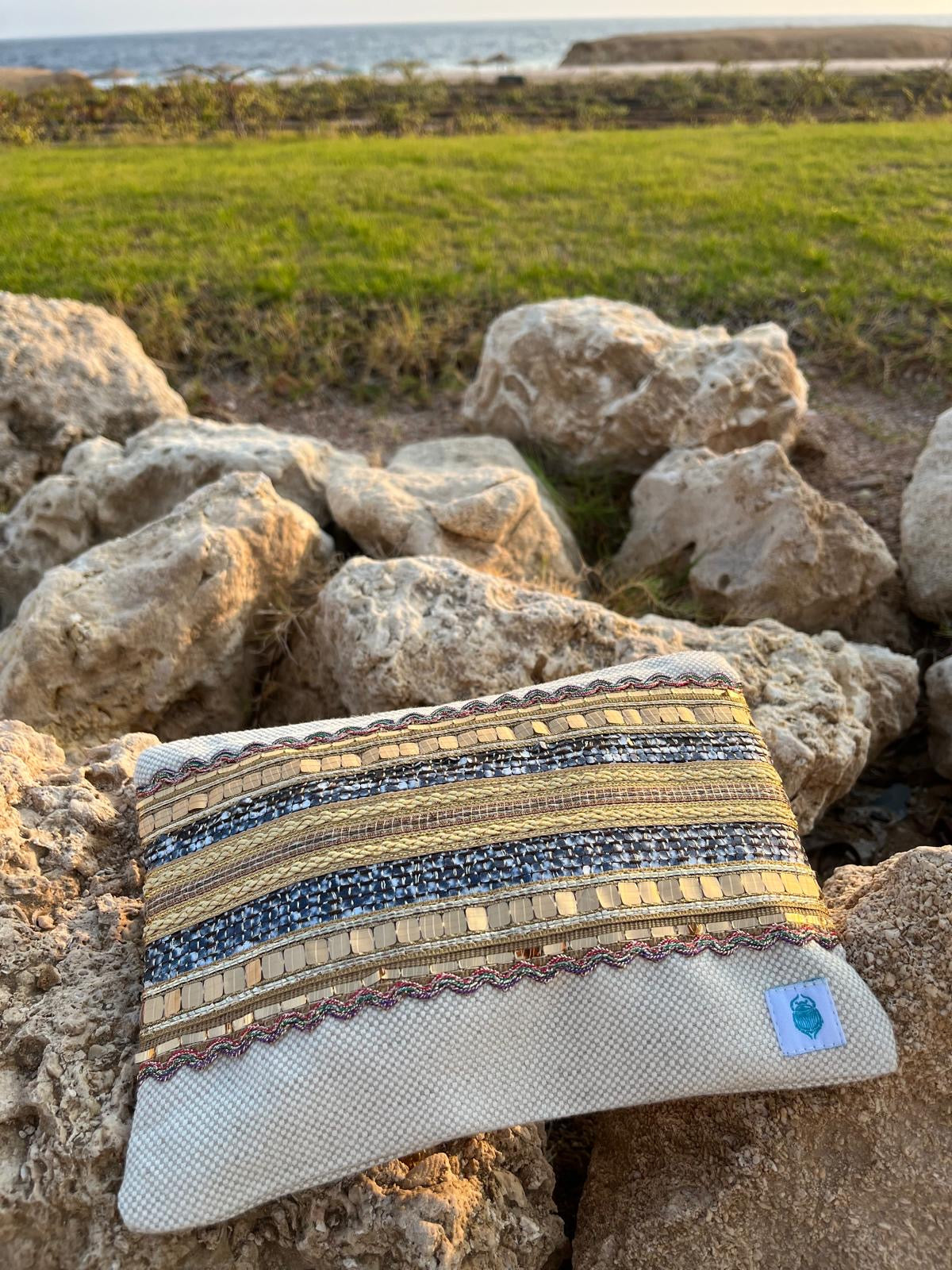 skaraBe Statement Clutch - Modell Golden Basalt